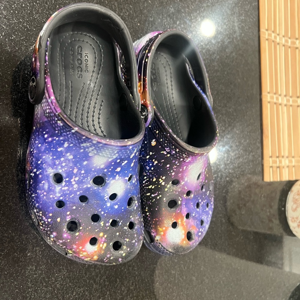 CROCS Kids Cosmic Print Slippers